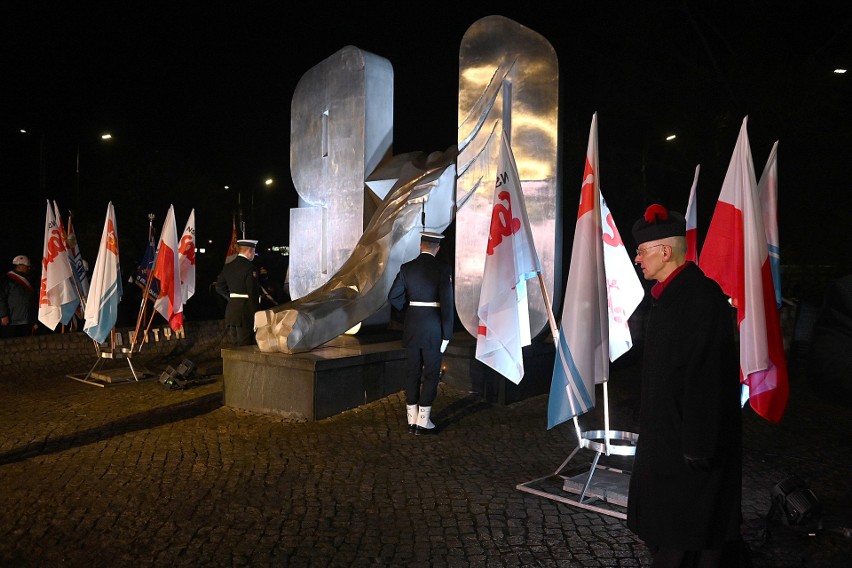 Obchody 51. rocznicy Grudnia '70 w Gdyni. Mieszkańcy w zadumie oddali hołd ofiarom