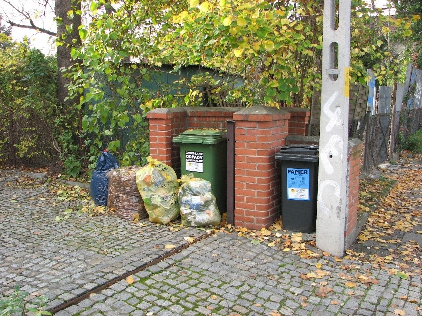 Wrocław: Krzyki jak Neapol - toną w śmieciach. Od ponad tygodnia nikt ich nie odebrał [FOTO]