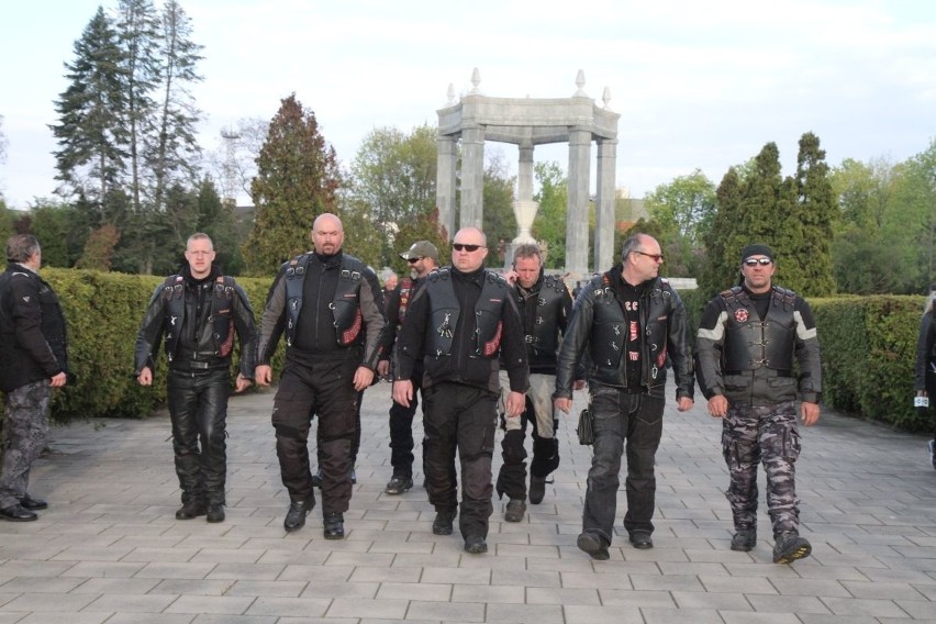 Nocne Wilki jednak we Wrocławiu. Motocykliści złożyli kwiaty na Cmentarzu Żołnierzy Radzieckich