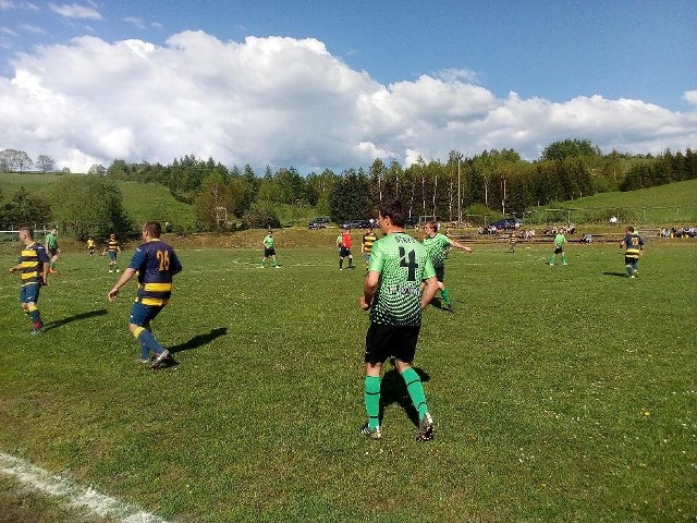 Szalone spotkanie odbyło się w Lutowiskach, gdzie kibice obejrzeli aż osiem bramek