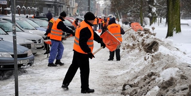 Praca idzie sprawnie, ale odśnieża coraz mniej ludzi.