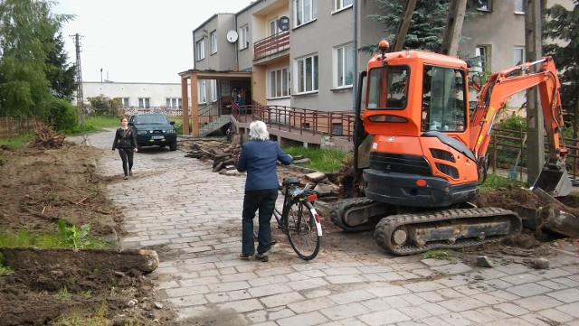 Remont chodnika przy ośrodku zdrowia w Kazanowie.