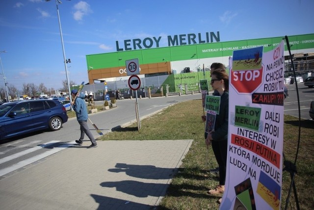 Protest pod sklepem sieci Leroy Merlin w podwrocławskim Mirkowie