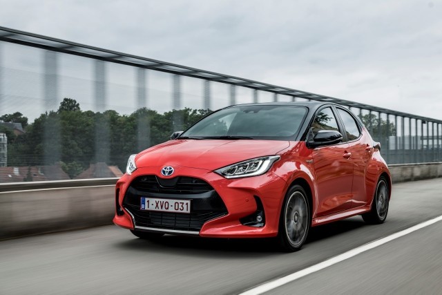 Toyota Yaris Toyota Yaris rozpoczęła 2021 rok jako najpopularniejszy samochód w Europie. W styczniu miejski hatchback Toyoty zanotował ponad 18 000 rejestracji. Bardzo dobry wynik Yarisa przyczynił się do silnego trzeciego miejsca Toyoty w rankingu marek.Fot. Toyota