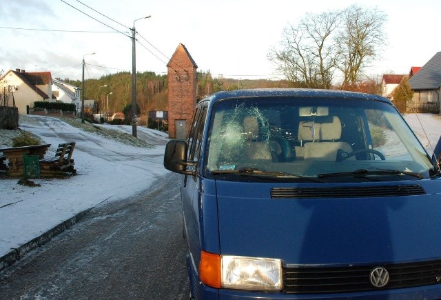 W Rekowie (gm. Bytów) kierujący Volkswagenem Transporterem potrącił pieszego.