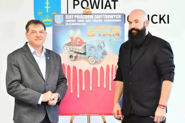 Wicestarosta Dariusz Dąbrowski wspólnie z Marcinem Bondarowiczem prezentuje grafikę na 10. Legendę STARa