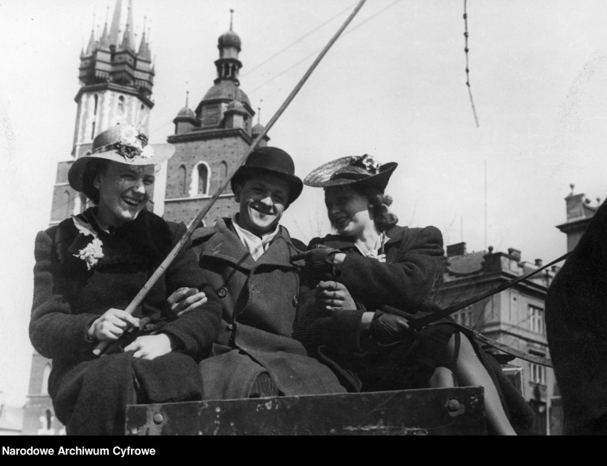 Kraków. Dwie kobiety i mężczyzna w dorożce. 1940