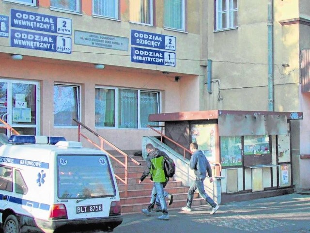 Szpital w Wadowicach od lat zmaga się z kłopotami finansowymi. Budynki czekają na remont, a pacjenci narzekają na złe warunki. W tym roku ma zostać otwarty nowy pawilon z łóżkami