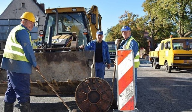 Zdzisław, Wojciech i Stanisław pracują na "schetynówce" w Międzyrzeczu. Wkrótce będzie można przejechać wyremontowanymi drogami.