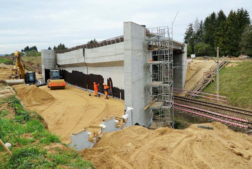 Rail Baltica w Podlaskiem. Nad torami w Uhowie ułożono już konstrukcję wiaduktu. Będzie miał 130 m długości i ponad 25 szerokości (zdjęcia)
