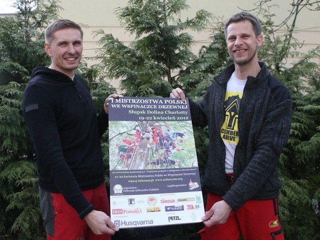 Marcin Szczotka (z lewej) i Maciej Motas zapraszają na zawody drzewołazów. 