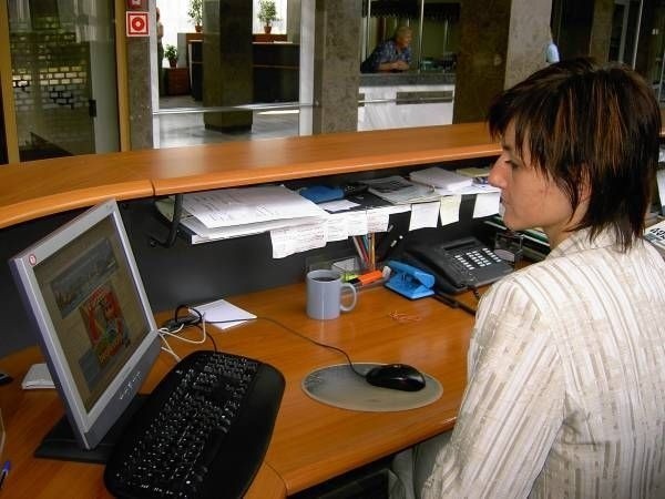 Katarzyna Rabajczyk pokazuje blokady na komputerach, które ma większość pracowników w Świętokrzyskim Urzędzie Wojewódzkim.