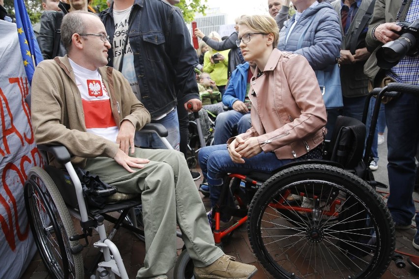 Minister Rafalska ponownie spotkała się z rodzicami osób niepełnosprawnych. Porozumienia wciąż brak 