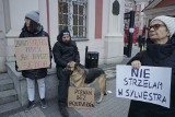 Poznań: Protest przed urzędem. "Za nasze pieniądze władze kupują narzędzia tortur" [ZDJĘCIA]