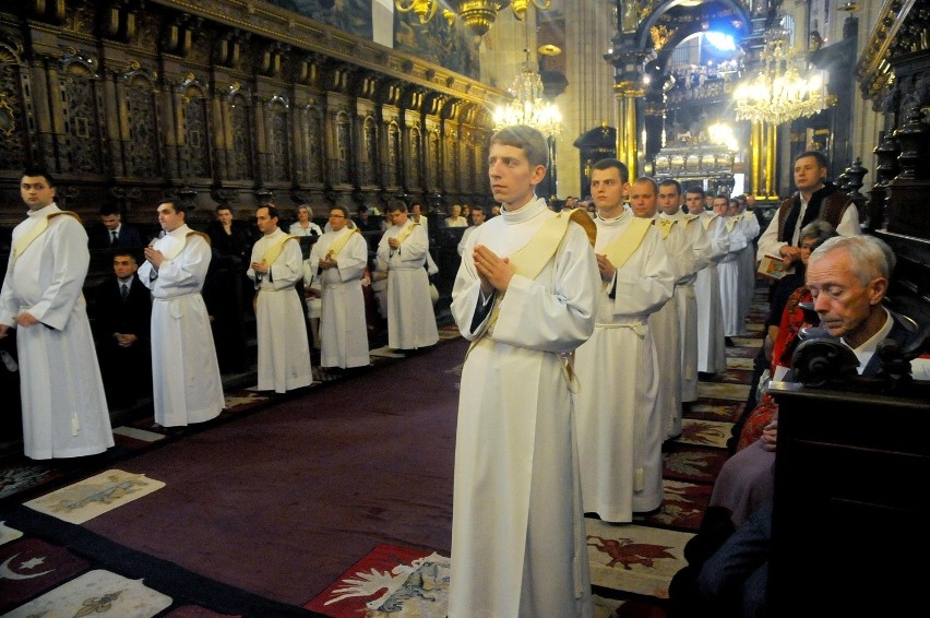 Święcenia kapłańskie w Krakowie. "Chrystus was zna, dlatego was wybrał i powołał" [ZDJĘCIA]