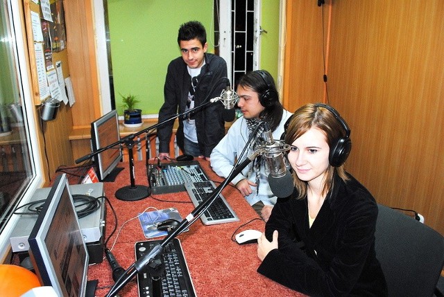 Fot. Łukasz ErnestowiczKarolina Szczutowska (od prawej), Marcin Chmura i Kuba Nowiński w studiu Grudziądzkiego Radia Internetowego