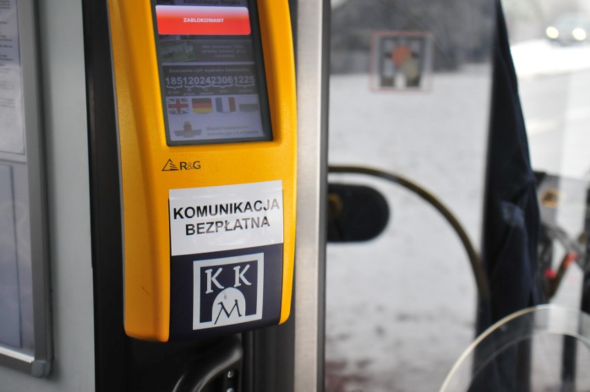 Smog dusił krakowian. Zakładali maseczki, a komunikacją miejską jeździli za darmo