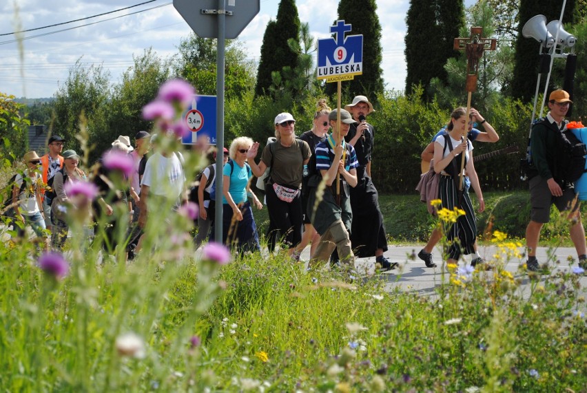 Lubelska pielgrzymka ciągle w drodze. Wczoraj przeszli aż 38 km [zdjęcia]