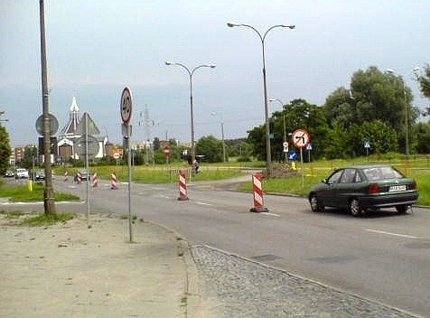 W Chrobrego z Piastowskiej jadąc w stronę Towarowej nie da...