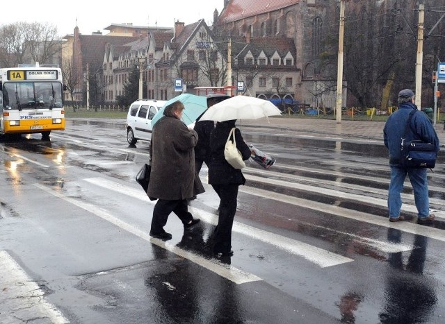 Na tym skrzyżowaniu piesi muszą szczególnie uważać. Niektórzy kierowcy ignorują czerwone światło i skręcają w prawo. Nie zwracają uwagi, że przechodnie są już na pasach, bo dla nich świeci zielone światło.