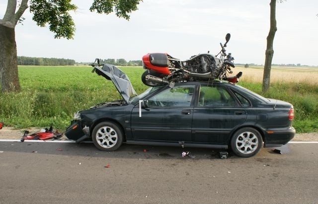 Motocyklista spowodował wypadek. Kawasaki zatrzymało się na dachu volvo