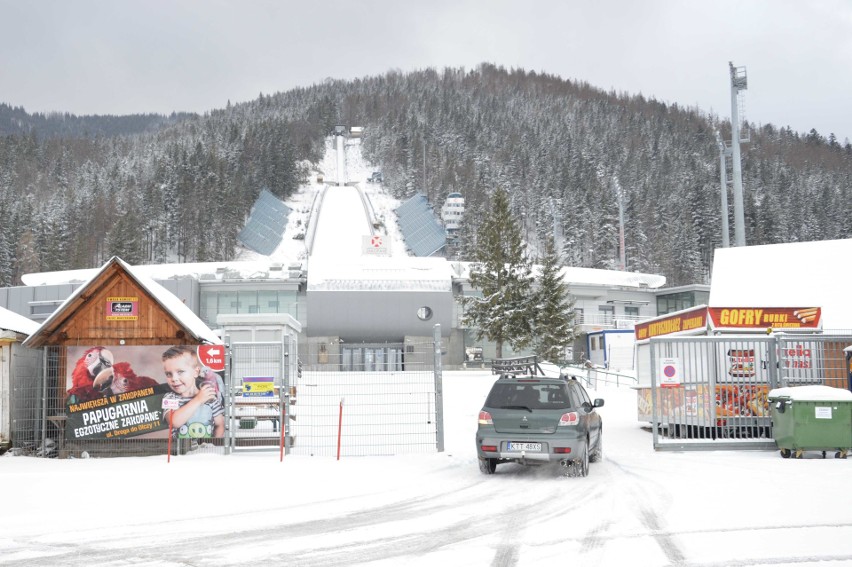 Zakopane zasypane. Po wichurze przyszedł śnieg [ZDJĘCIA]