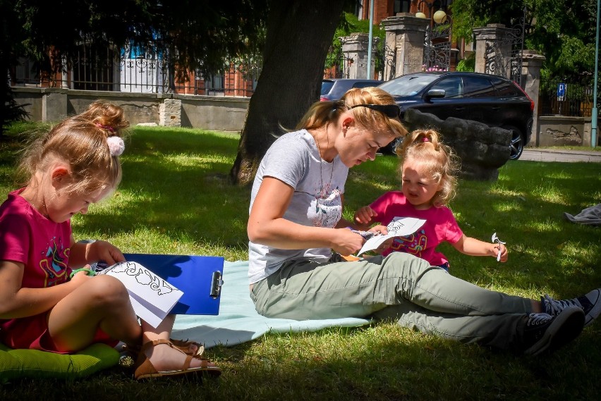 Udane "Wakacje z Pyzą" w  Miejskiej Bibliotece Publicznej- na zajęcia biblioteczne przychodzą najmłodsi i ich mamy 