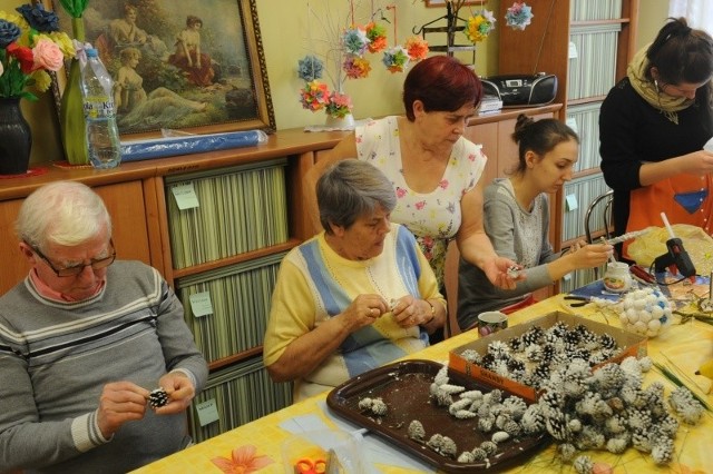 Starsi uczyli młodszych, jak się robi tradycyjne ozdoby choinkowe.