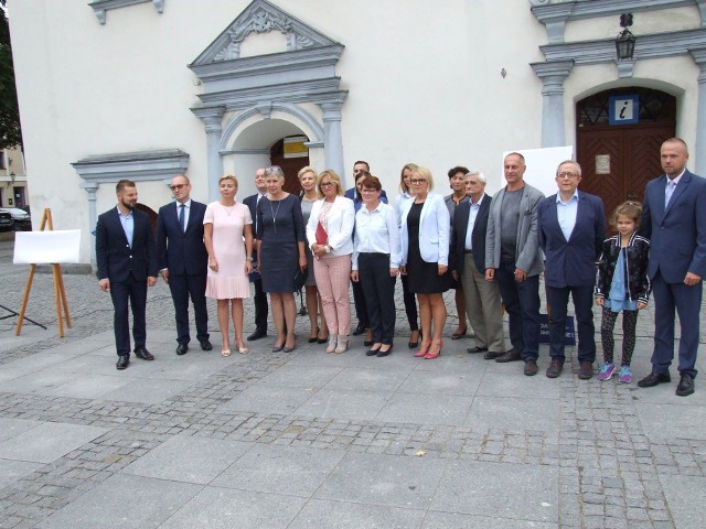 Koalicja Obywatelska przedstawiła swoich kandydatów w wyborach samorządowych. Jak się okazuje, nie ma kandydatów na burmistrza i wójtów, ale sporo do rady powiatu. Wójt gminy Unisław Jakub Danielewicz powitał na rozpoczęciu kampani wyborczej  Koalicji Obywatelskiej w powiecie. - Przed Polską najważniejsze wybory w historii. Od wyniku zależy w jakim państwie będziemy żyli i jak będzie wyglądał za kilka lat powiat, miasto, gminy - mówił.Na starówce wsparcia kandydatom udzielał toruński senator PO Przemysław Termiński. Podkreślał, jak ważne jest tworzenie i kontynuowanie tradycji samorządnej i to, by o wszelkich sprawach dotyczących regionu decydowano na poziomie samorządów lokalnych. O tym, gdzie ma powstać droga, chodnik, mają decydować burmistrz, wójtowie. Kim są kandydaci do Rady Powiatu Chełmińskiego z Koalicji Obywatelskiej? Lista jeszcze nie jest zamknięta, a znaleźć można na niej przedstawicieli różnych zawodów i środowisk. Wśród nich są już: Beata Krzemińska - rzecznik prasowy marszałka województwa, prezes Stowarzyszenia Porozumienie Chełmińskie i  Bogdan Jankowski - wieloletni prezes Lisewskiej Mleczarni czy Grażyna Górecka - pracownik kadr Helvetii i ławnik Sądu Rejonowego w Chełmnie.O głosy ubiegać będą się też: Katarzyna Skomra - pracownik Urzędu Gminy w Unisławiu, przewodnicząca Rady Sołeckiej Sołectwa Głażewo;  Jan Gulczyński - nauczyciel, harcerz i wychowawca pokoleń młodzieży; Jan Marszałek - nauczyciel; Kamila Osuch - pracownik grupy banków spółdzielczych, animatorka życia społecznego; Małgorzata Giżyńska - nauczycielka, prezes LGD Chełmna i Beata Jantoń - animatorka życia społecznego w  Brzozowie, działaczka KGW. W radzie chcą też zasiąść: Monika Bobin - nauczycielka, dyrektor SP w Kokocku; Monika Śliwińska - przedsiębiorca, właściciel biura pośrednictwa nieruchomości; Mariusz Krzemiński - nauczyciel, trener; Michał Szpręglewski - kierownik wodociągów w gminie Lisewo, pracownik Agencji Restrukturyzacji i Modernizacji Rolnictwa oraz Paweł Marwitz - dyrektor GOK-u w Unisławiu, laureat nagrody Człowiek Roku 2015 Powiatu Chełmińskiego w  Plebiscycie Gazety Pomorskiej.Są też:  Patryk Grzeszczak - nauczyciel, ratownik wodny, Tomasz Krzysztyniak - przewodniczący Okręgowej Izby Pielęgniarek i położnych w Toruniu oraz  Tomasz Drążkowski - przedsiębiorca, druh OSP Trzebcz.Program 300 plus - jak otrzymać wsparcie finansowe?