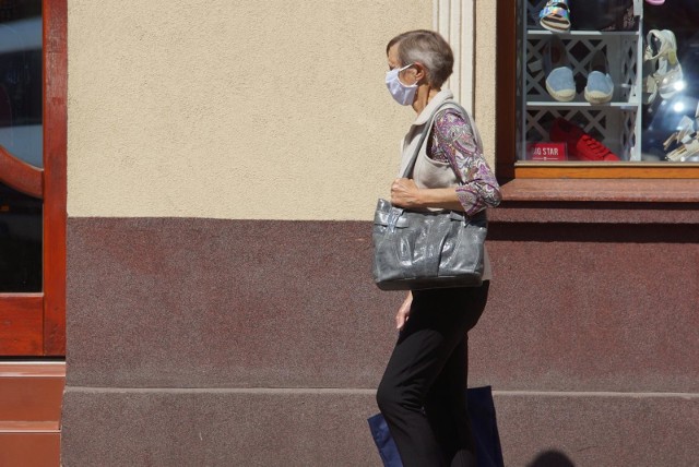 Mieszkańcy powiatu kolskiego w związku z nowymi obostrzeniami muszą nosić maseczki w przestrzeni publicznej.