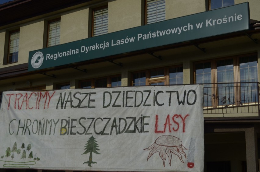 Awantura przed budynkiem Lasów Państwowych w Krośnie. Ekolodzy z Inicjatywy Dzikie Karpaty: Rzucili się na nas, szarpali, zdzierali maseczki