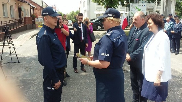 Małgorzata Borowik, dyrektor Biura Logistyki Komendy Głównej Policji wręcza klucze kierownikowi Rafałowi Szewczykowi