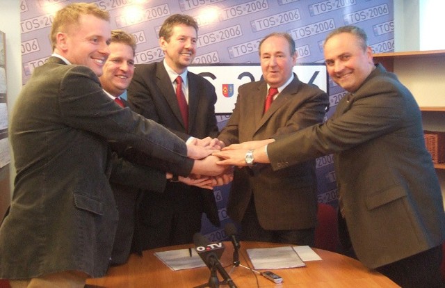 W piątek członkowie TOS i PiS poinformowali o zawiązaniu koalicji w Ostrowcu. Od lewej: Paweł Górniak, Jarosław Wilczyński, Eligiusz Mich, Waldemar M. Paluch i Sławomir Radlak.
