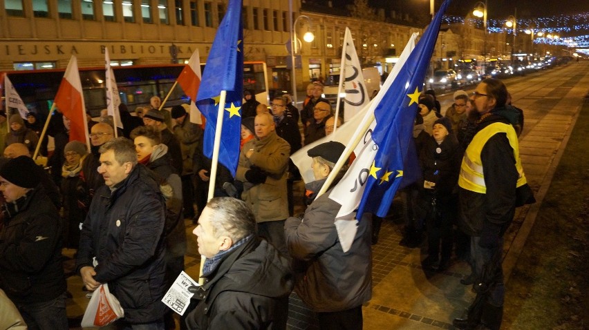 Demonstracja KOD w Częstochowie. "Demokracjo spoczywaj w...