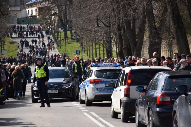 Uroczystości Wielkiego Tygodnia w Kalwarii Zebrzydowskiej. Tak to wyglądało w Niedzielę Palmową. Teraz policja ostrzega przed jeszcze większymi korkami