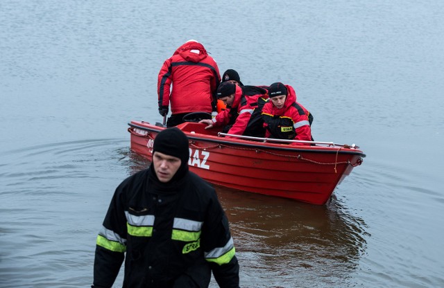 Dzisiaj po godzinie 8 strażacy wznowili poszukiwania dwóch mężczyzn, którzy wczoraj w miejscowości Ostrowąs w powiecie aleksandrowskim wypadli z łódki. 