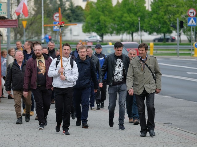 W sobotę w Przemyślu odbył się pierwszy męski różaniec, a tuż potem spod kościoła Świętej Trójcy wyruszyła I Męska Piesza Pielgrzymka do sanktuarium Męki Pańskiej i Matki Bożej Kalwaryjskiej w Kalwarii Pacławskiej. Pomysłodawcą wydarzenia jest radny Rady Miejskiej w Przemyślu Dariusz Lasek (Regia Civitas). Modlono się o ratunek dla małżeństw i rodzin, o bezpieczeństwo przed pokusami i zniewoleniami, jak też w intencji Ojczyzny.Zobacz także: "Modlimy się, żebyśmy tyle wyjazdów z domów, co powrotów". Pielgrzymka motocyklistów na Jasnej Górze