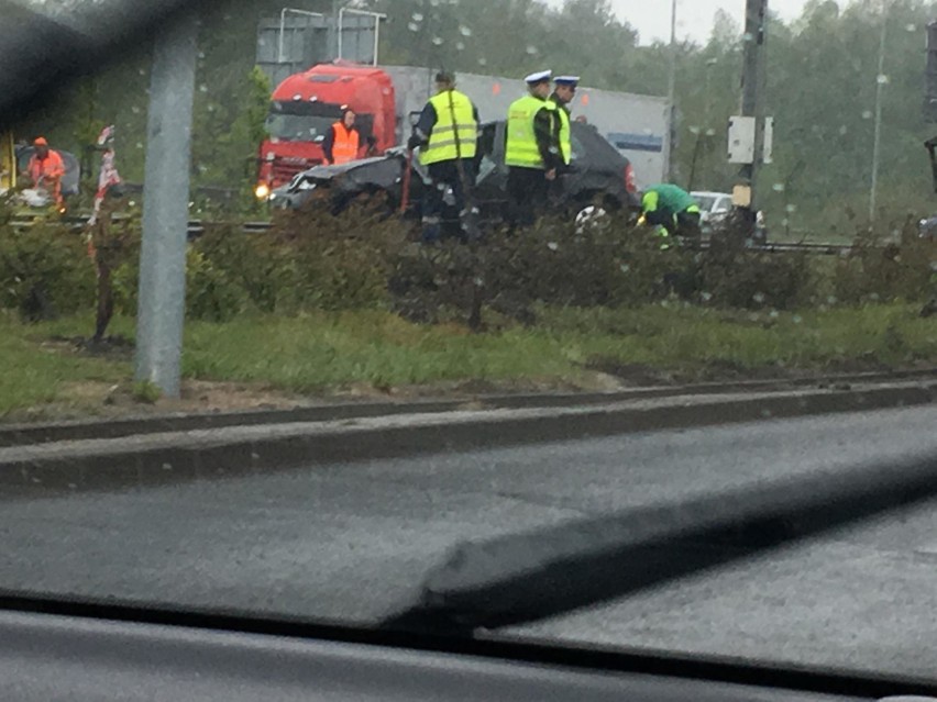 Kolizja na Moście Pionierów w Szczecinie. Samochód na torowisku [ZDJĘCIA]