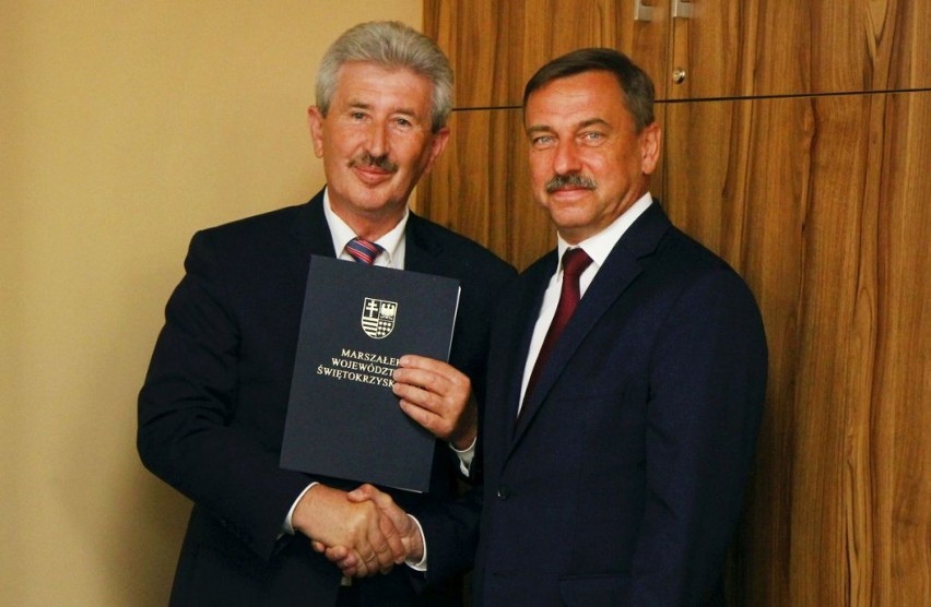 Burmistrz Oleśnicy Leszek Juda odebrał umowę z rąk radnego...