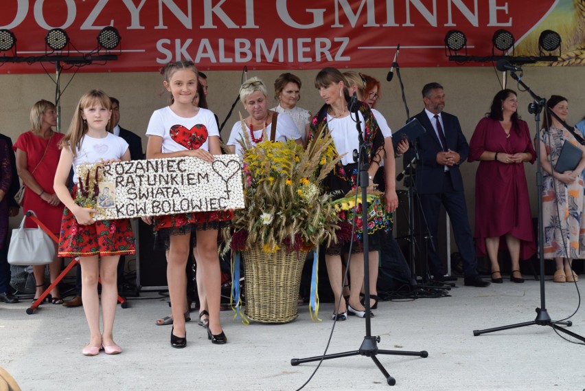 Dożynki Gminne 2022 w Skalbmierzu mimo zmiennej pogody bardzo udane. Stadion wypełnił się po brzegi mieszkańcami i gośćmi. Zobaczcie zdjęcia