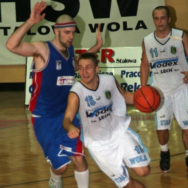 Koszykarzy Stali Stalowa Wola (z piłką Rafał Partyka) czeka trudny egzamin w pojedynku we własnej hali z Basketem Kwidzyn.