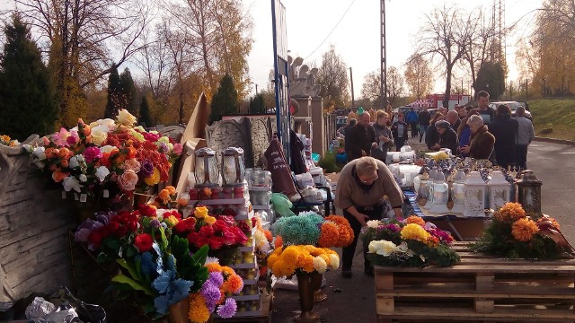 Cmentarz przy ul. Krakowskiej na granicy Będzina i Dąbrowy Górniczej od rana odwiedzają tłumy, ale korków nie ma
