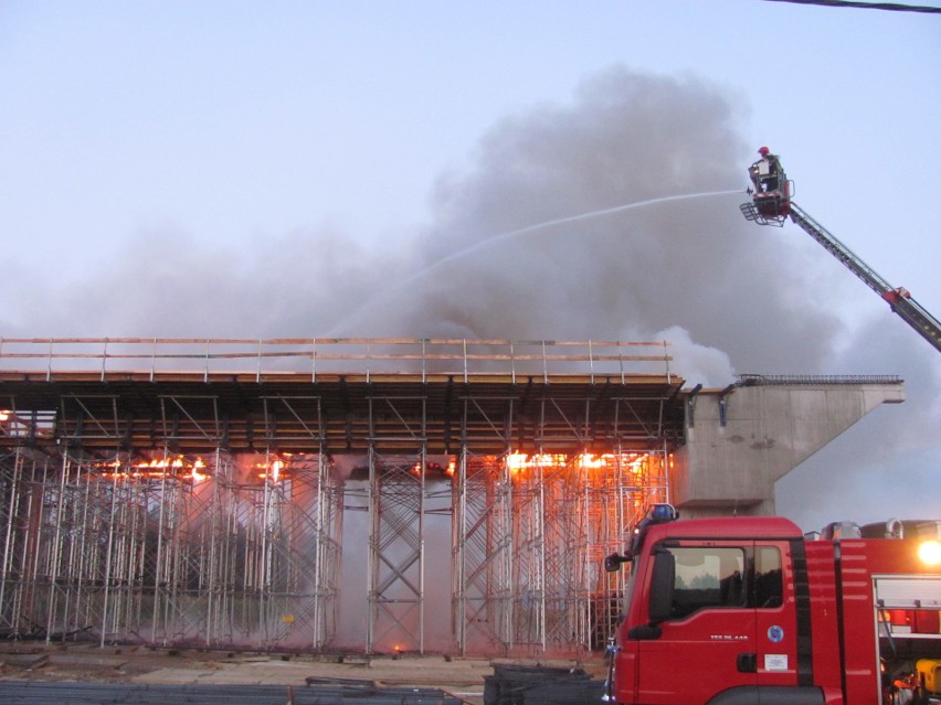 Pożar na budowie obwodnicy Dąbrowy Tarnowskiej. Strażacy kilka godzin walczyli z ogniem [ZDJĘCIA]