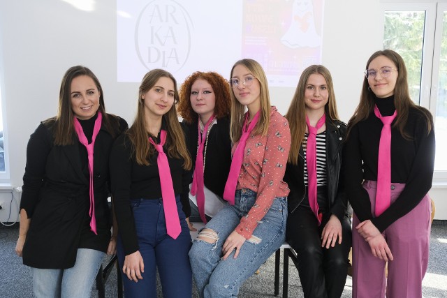 Prezes fundacji "Arkadia" Marta Młynarczyk (pierwsza z lewej) i organizujące akcję "Walentynkowe Duszki" licealistki z toruńskiej "piątki"