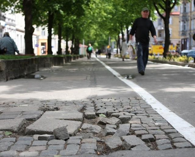 Jedna z największych dziur w chodniku przy ul. Wojska Polskiego.