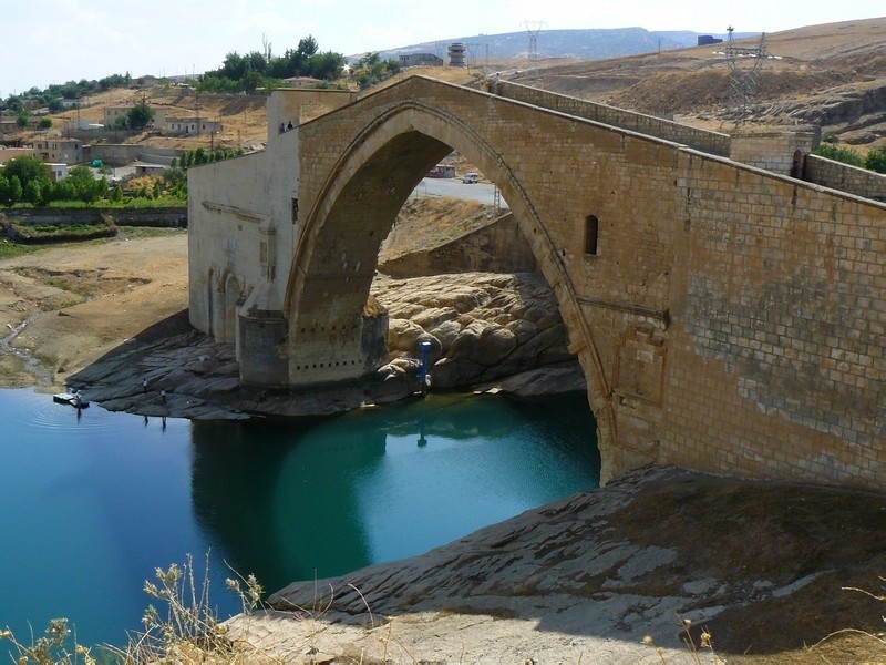 Most nad rzeką Batman w Silwan w tureckiej Anatolii...