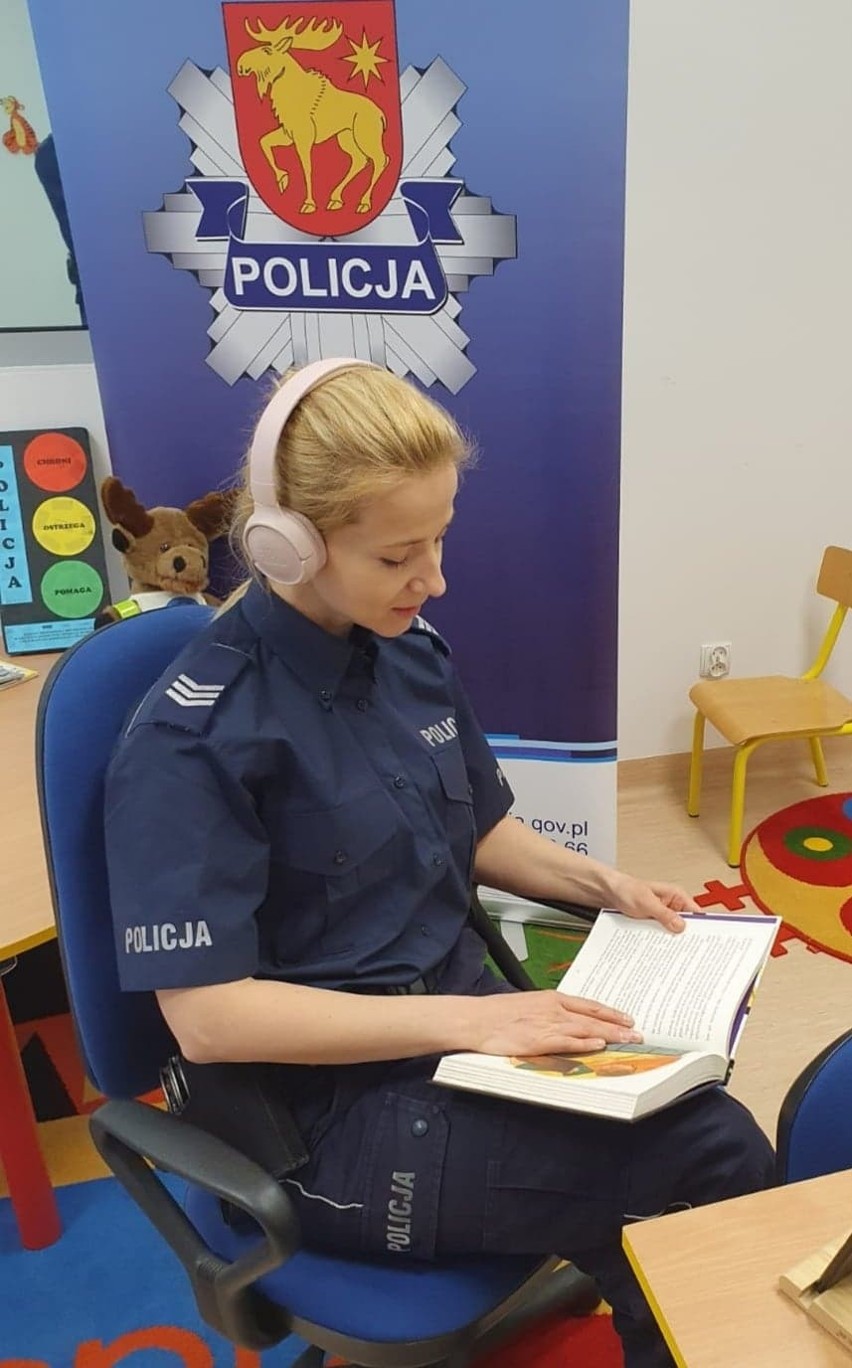 Grajewscy policjanci spotykają się z przedszkolakami online i opowiadają im bajki o bezpieczeństwie (zdjęcia)
