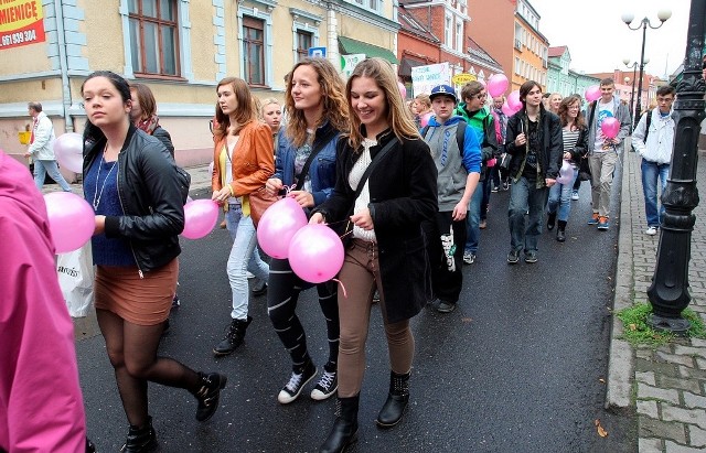 Z Dużego Rynku przemaszerowano do ośrodka kultury, gdzie doktor Artur Gralec z Centrum Onkologii w Bydgoszczy wygłosił wykład pt. "Profilaktyka i metody leczenia raka piersi". 