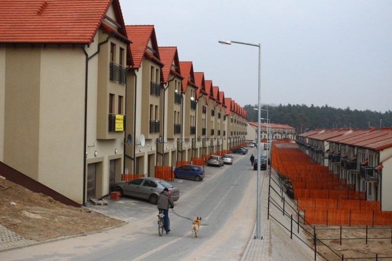 Mieszkańcy skarżą się, że po powstaniu skarp ogródki stały...