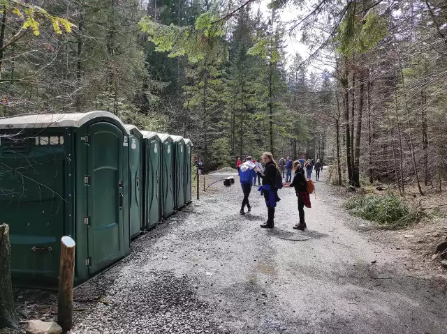 Toi-toie mają zniknąć z Tatr. Na zdjęciu przenośne toalety przy szlaku do Doliny Stążyskiej